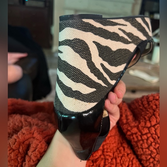 BCBG Womens 8.5 Patent Leather Wedge Sandals Zebra Print Strappy Open Toe - Picture 2 of 13